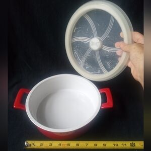CASSEROLE RED WOLFGANG PUCK STONEWARE w/ Microwavable Plastic Lid 9" Round 2-Qt